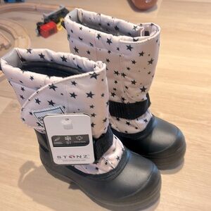 Brand new Stonz winter boot size 10T. Has a broken clasp.